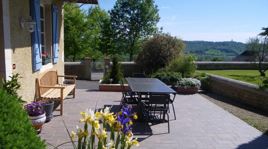 Terrasse ensoleillée dans un cadre nature et verdoyant